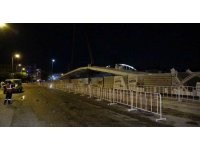 Köprüde yerine yerleştirilmek için kaldırılan köprünün tablası ortadan kırıldı