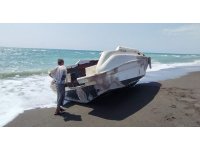 Samandağ sahilinde tekne karaya vurdu, terk edilmiş olduğu tespit edildi