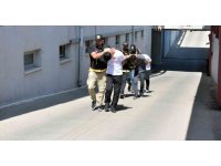 Kiraladıkları aracı götüren arkadaşlarını öldürdüler, otomobil içinde yakalandılar