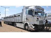 Mersin’de tır ile hafif ticari araç çarpıştı: 5 yaralı