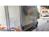 Geri manevra yapan kamyonetin altında kalan kadın öldü