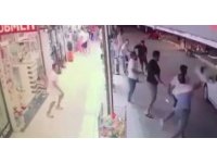 Esnaf, üzerlerine otomobil süren turiste karşı kendilerini plastik taburelerle savundu