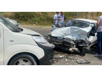 İki araç kafa kafaya çarpıştı: 2 yaralı