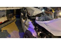 Park halindeki tıra çarpan otomobil hurdaya döndü: 2 ölü, 2 yaralı