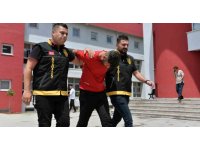 Kadının sırt çantasındaki telefonu çaldı, önce kameraya sonra polise yakalandı