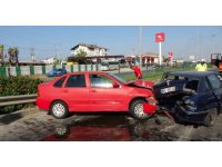 Hızını alamadı kırmızı ışıkta bekleyen araçlara daldı: 2 yaralı