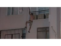 Kendini eve kilitleyip elinde bıçakla polise direndi, 1’inci kattan düşüp yaralandı