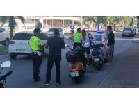 Kasksız motosiklet sürücüleri ceza kesilince kasklarını takıp gittiler