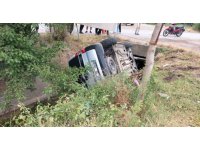 Kaza sonrası kanala düşen araçtaki 2 kişi yaralandı