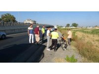 Servis otobüsünün önünden geçti, motosikletin altında kalarak yaralandı