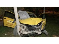 Burdur’da polisin "dur" ihtarına uymayan ehliyetsiz ve alkollü taksi sürücüsü çay bahçesine daldı