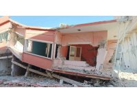 Kendiliğinden çöken hasarlı binayı görüntülemek isteyen vatandaşın yaşadığı panik kamerada