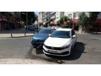 Antalya’da iki otomobil çarpıştı, 1 kişi yaralandı