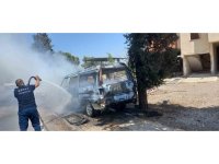 Park halindeki minibüs alev alev yandı