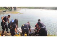 Köprüden çaya düşüp çayın ortasından bitkin halde kurtarıldı ancak hayata tutunamadı