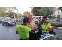 Yaralı yerde acı içerisinde yatarken, motosiklet sürücüsü kaçtı