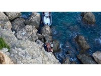 30 metrelik falezlerin alt kısmında hareketsiz yatan şahsı deniz polisi kurtardı