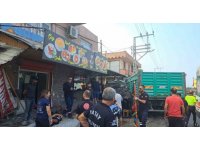 Kamyon ortalığı savaş alanına çevirdi: 2 yaralı