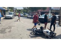 Kamyonetin altında kalan motosiklet sürücüsü kaskı sayesinde ölümden döndü