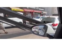 Kamyonetteki demir otomobile ok gibi saplandı