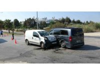 Antalya’da tur minibüsü ile hafif ticari araç çarpıştı: 3 yaralı