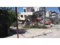 Binanın yıkım esnasında iş makinasının üzerine çöktüğü anlar kamerada