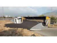 Tır virajı alamayınca tonlarca kömür yere döküldü