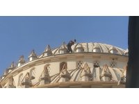 Eline çekici alan gençler, cami kubbesindeki alüminyum için canlarını hiçe saydılar