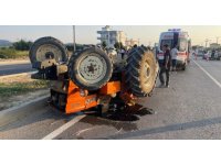 Antalya’da otomobil traktöre çarptı: 2 yaralı