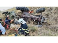 Devrilen traktörün altında kalan sürücüyü itfaiye ekipleri kurtardı