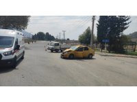 Gazipaşa’da ticari taksi ile kamyonet çarpıştı: 4 yaralı