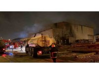 Adana’da kereste imalathanesi yandı