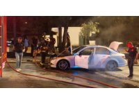 Park halindeki lüks otomobilde korkutan yangın
