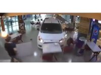 Sürücüsünün fren yerine gaza bastığı araç otobüs terminaline daldı