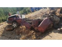 Kamyonla çarpışan otomobil hurdaya döndü: 1 ölü, 1 ağır yaralı