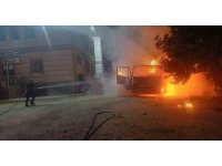 Park halindeki araç alev alev yandı