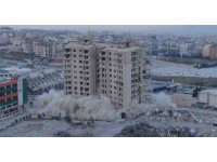 Milyonlarca liraya konut satılan 16 katlı rezidansın son bloğu da yerle bir oldu