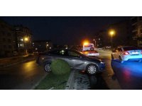 Virajı alamayan otomobil refüje çıkarak durabildi