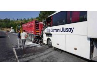 Otobüs tıra arkadan çarptı sürücü ve muavin hayatını kaybetti