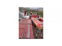 Devrilen kamyon park halindeki arazöz ve otomobile çarptı: 1 yaralı