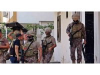 Kapıların koçbaşıyla kırıldığı, çöplerin didik didik arandığı operasyonun detayları paylaşıldı