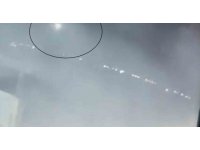 Gökyüzünde bir cismin alev aldığı anlar güvenlik kamerasına yansıdı