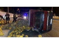 Virajı alamayan kavun yüklü kamyon devrildi, trafikte uzun araç kuyruğu oluştu