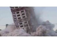 Dinamitle patlatılarak aynı anda yıkılan 16 katlı 2 binadan geriye enkaz kaldı