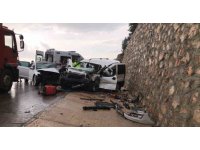 Antalya’da iki araç kafa kafaya çarpıştı: 1 ölü, 6 yaralı