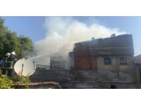 Metruk evin çatısında çıkan yangın söndürüldü