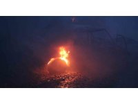 Adana’da otomobilde çıkan yangın ormanlık alana sıçradı