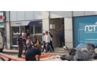 Annesini balkondan atmaya çalışan şahıs gözaltına alındı, o anlar kamerada