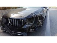 Kontrolden çıkan lüks otomobil bariyerlere çarptı: 2 yaralı