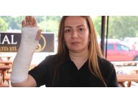 Pitbullun saldırısından köpeğini kurtaran kadın kaldırıma düşüp kolunu kırdı